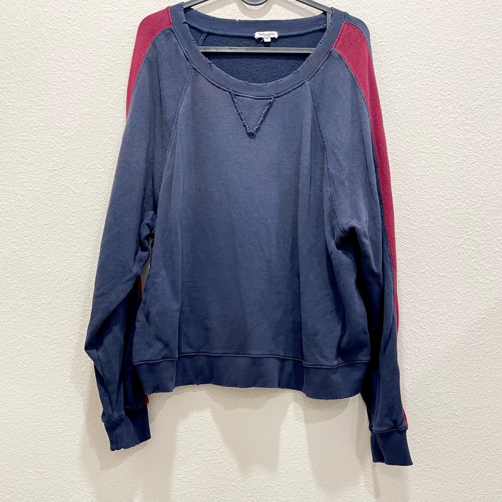 Pre-loved! SPLENDID Navy with Red outlined Sleeves Swearshirt!